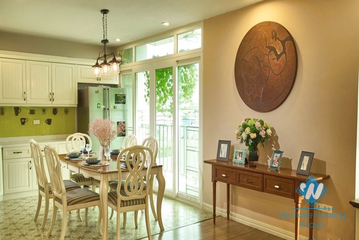 A gorgeously beautiful and stylish 3 bedroom apartment for rent in Dong Da District
